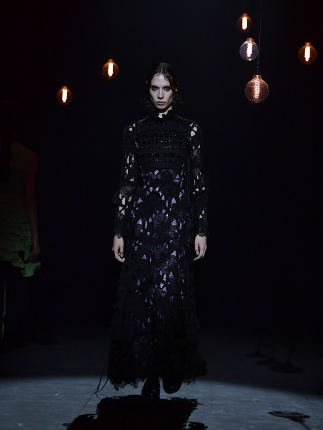 Do macro ao míni, veja as principais tendências do inverno 2023 Modelo no desfile de inverno 2023 da Erdem, na London Fashion Week.