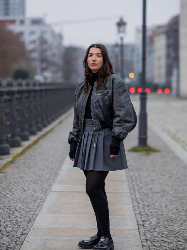 As principais tendências de minissaia da temporada Tendências de minissaia: saias plissadas e com pregas estilo uniforme fazem sucesso no street style