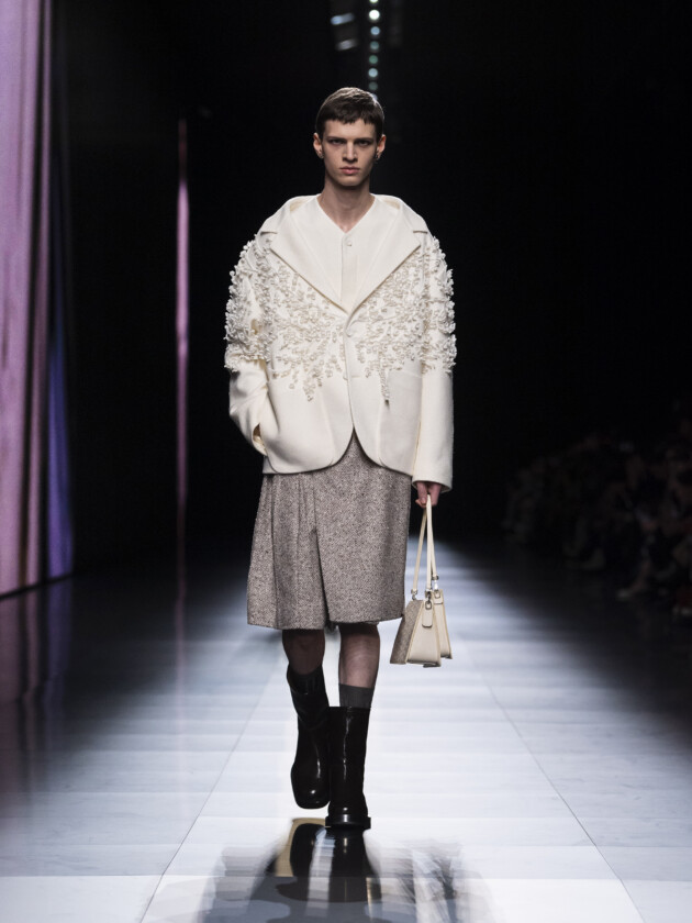 Os principais assuntos, tendências e coleções da semana de moda masculina de Paris Modelo no desfile de moda masculina inverno 2023 da Dior Men, na Paris Fashion Week.