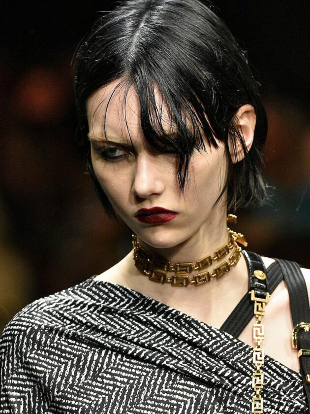 Sobrancelhas descoloridas: tá on! Sobrancelhas descoloridas no desfile de inverno 2019 da Versace.