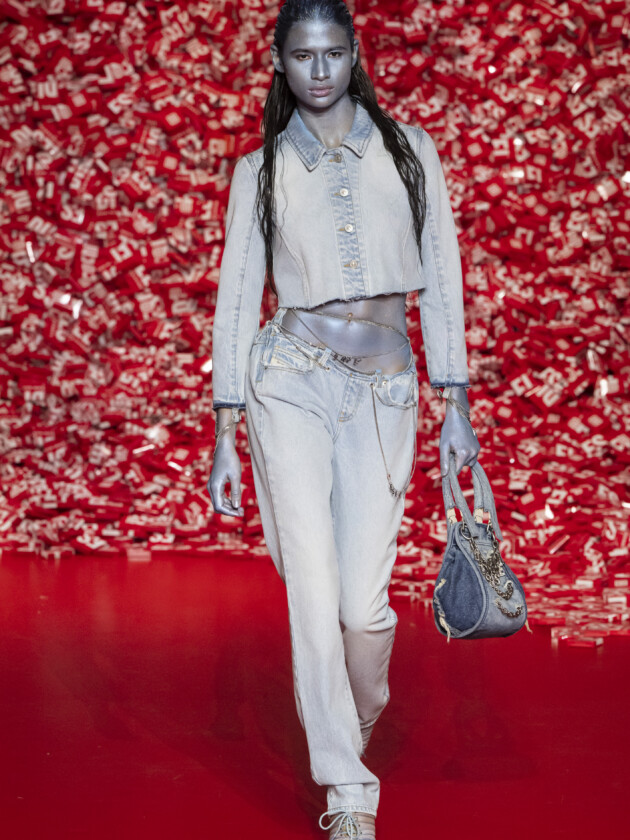 O boom dos conjuntos na moda: 10 estilos para ficar de olho A tendência dos conjuntos femininos: Modelo da diesel desfile conjunto jeans de jaqueta e calça de cintura baixa