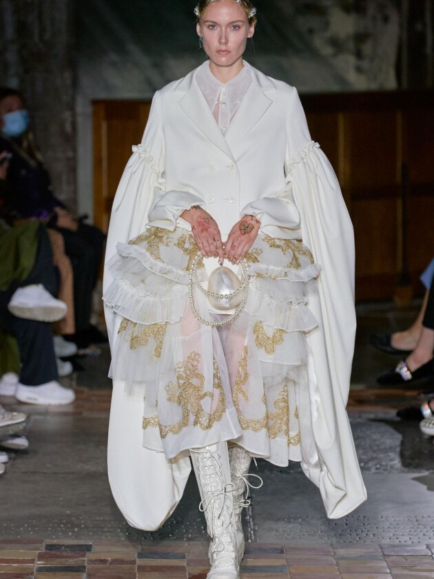 Comemorando 10 anos de marca, Simone Rocha aborda maternidade em desfile
