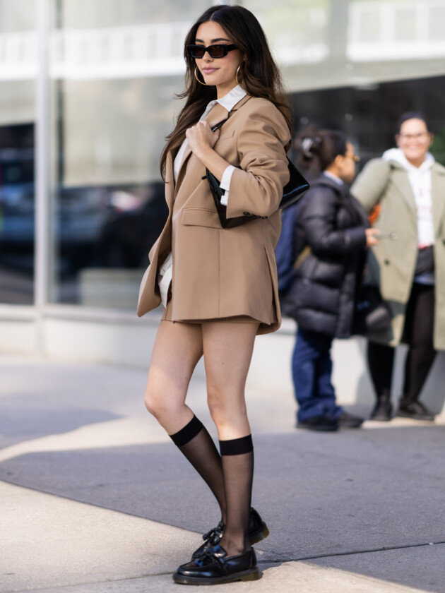 Como usar meias para tirar seu look do básico Meia 3/4 preta com transparência pode ser usada para atualizar o look