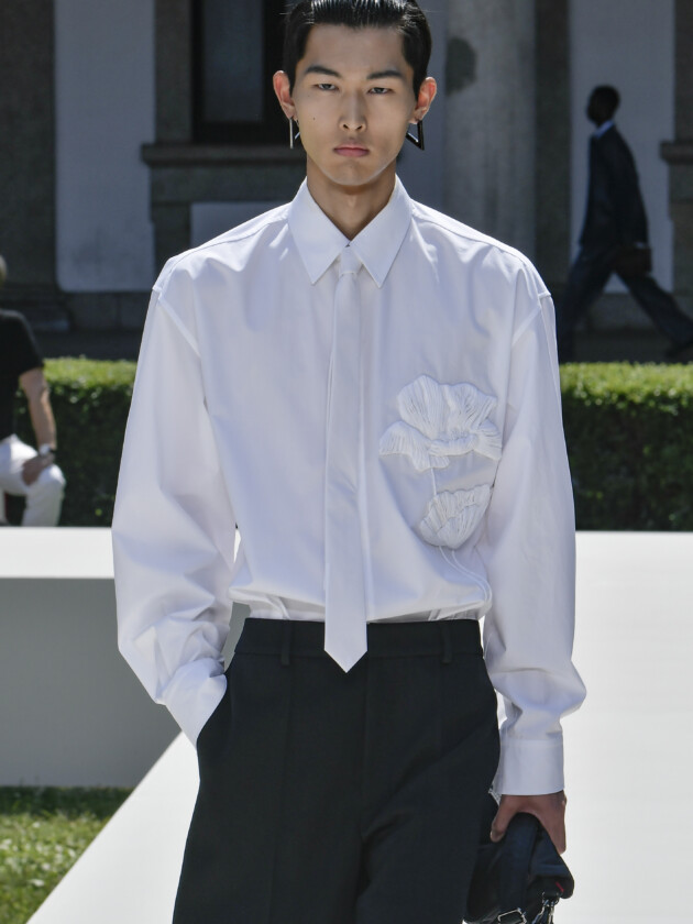 As principais tendências e desfiles da semana de moda masculina de Milão Valentino, verão 2024.
