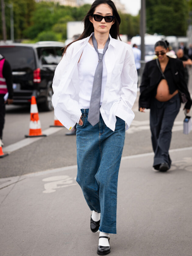 Não suporta sapatilhas? Tudo bem, mas já experimentou essas novas versões? sapatilha preta é usada com meia em look casual com calça jeans camisa branca e gravata