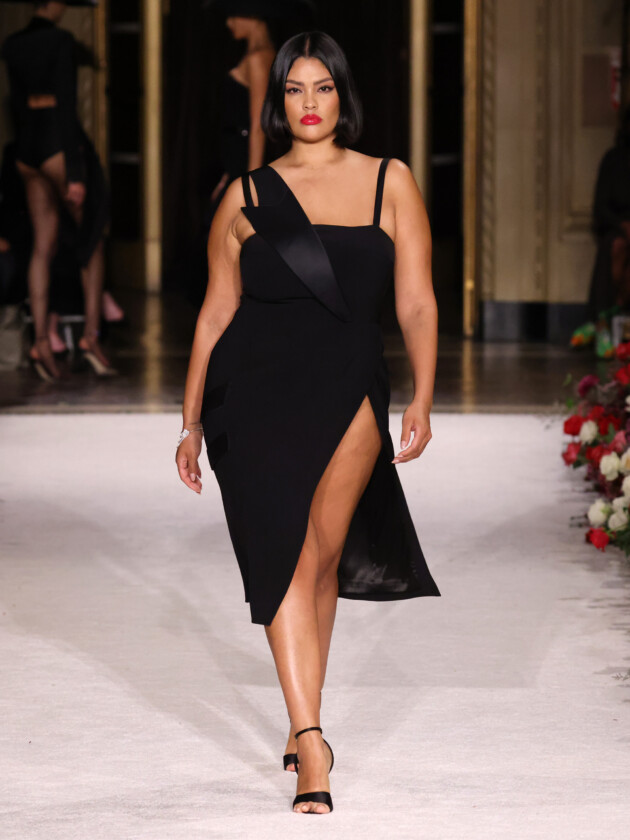 Do macro ao míni, veja as principais tendências do inverno 2023 Modelo no desfile de inverno 2023 da Christian Siriano, na New York Fashion Week.