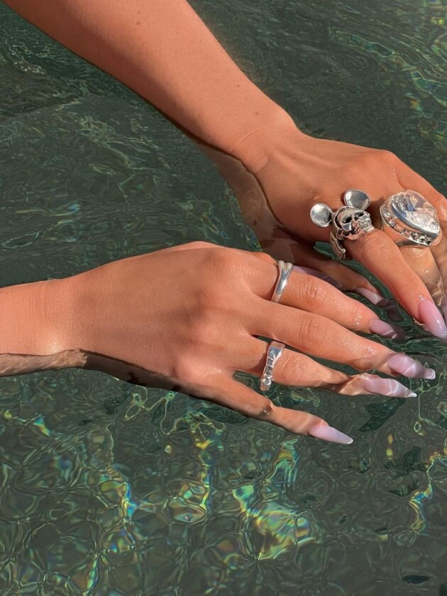 A evolução do estilo de Kylie Jenner Kylie Jenner volta a apostar em anéis de caveira da sua adolescência