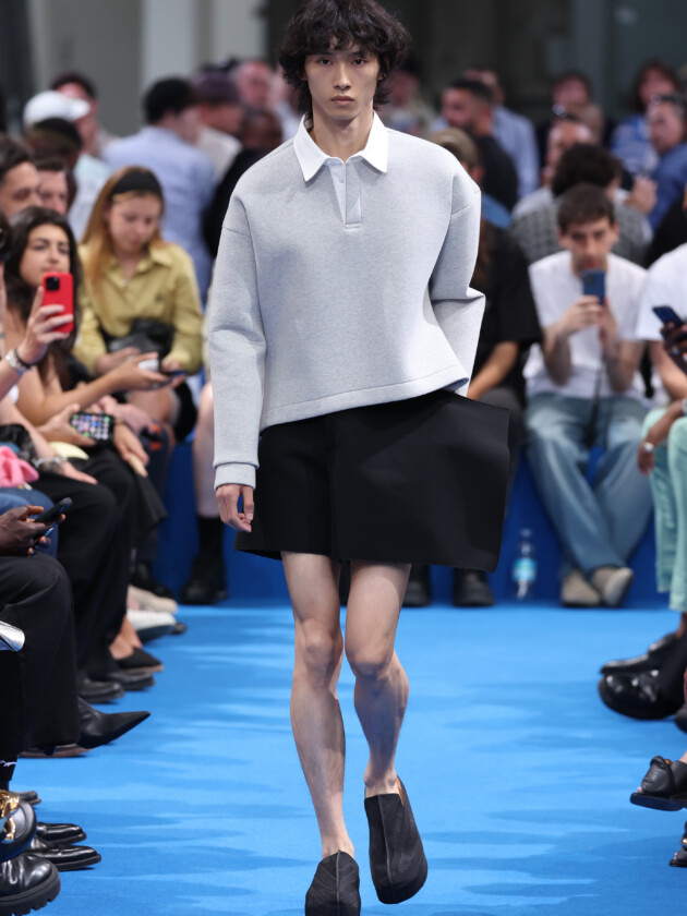 As principais tendências e desfiles da semana de moda masculina de Milão JW Anderson, verão 2024.