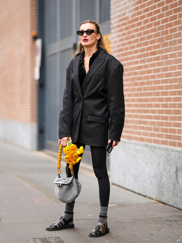 Como usar meias para tirar seu look do básico Como atualizar o look com meias: meia calça é completada com meia cinza