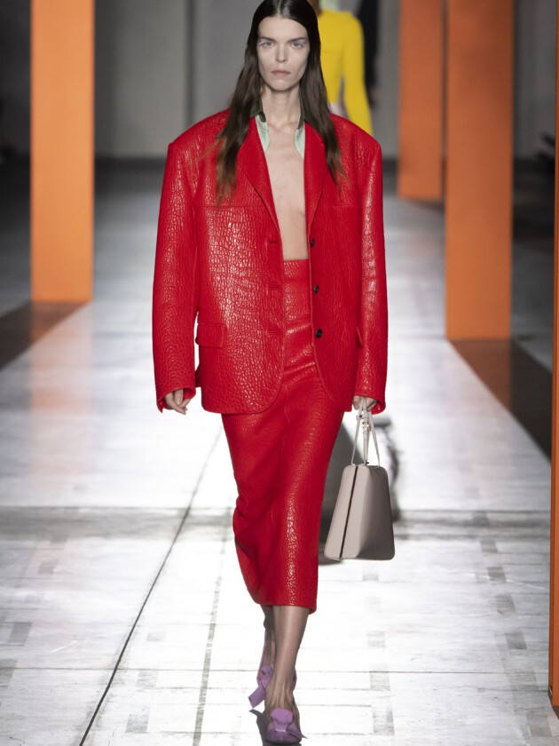 Do macro ao míni, veja as principais tendências do inverno 2023 Modelo no desfile de inverno 2023 da Prada, na Milan Fashion Week.