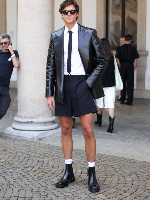 As principais tendências e desfiles da semana de moda masculina de Milão Jacob Elordi no desfile de verão 2024 da Valentino.