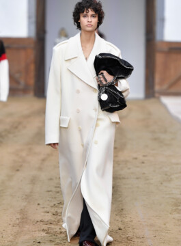 Os principais casacos e jaquetas do próximo inverno Stella McCartney apresenta casaco extra longo branco em seu inverno 2023