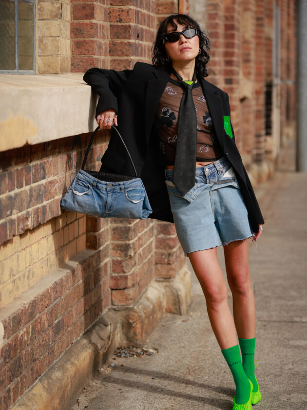 Como usar meias para tirar seu look do básico Como atualizar o look: usa meia colorida no mesmo tom do sapato. Aqui, mulher usa short jeans e combina com sapato e meia verdes