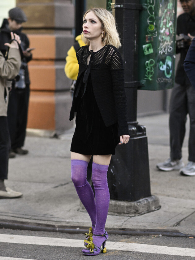 Como usar meias para tirar seu look do básico Tavi Gevinson usa meia roxa 3/4 com sapato da mesma cor para complementar vestido preto