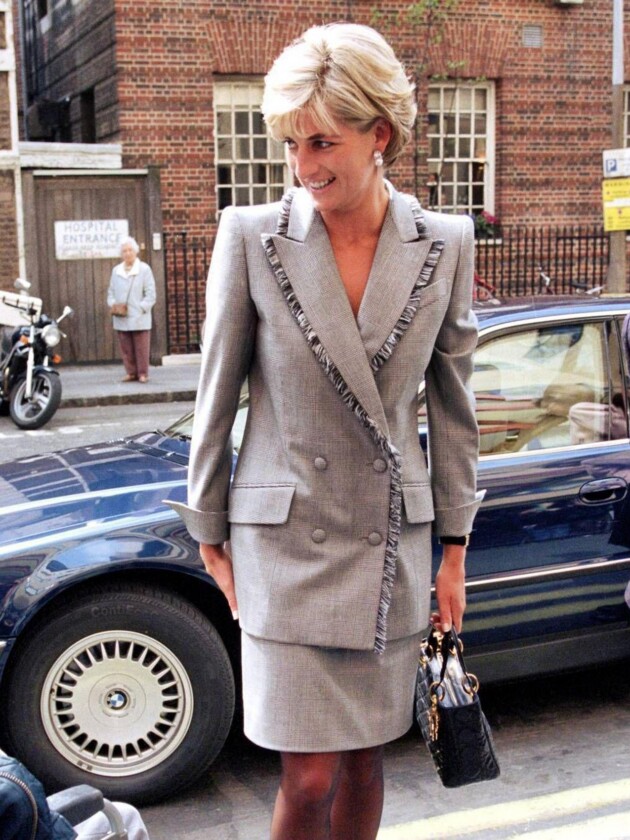 26 anos de par perfeito: conheça a história da bolsa Lady Dior Princesa Diana com sua bolsa Lady Dior