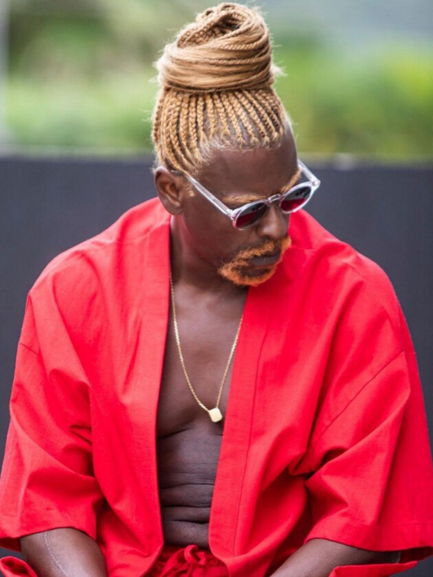 Sobrancelhas descoloridas: tá on! Seu Jorge foi radical: cabelo, barba e sobrancelha platinados!
