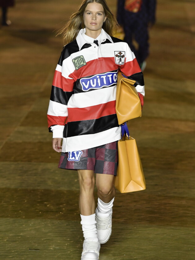 Como usar camisa de time: 5 dicas para incorporar a tendência esportiva Louis Vuitton traz camisas esportivas de futebol no seu desfile masculino de verão 2024