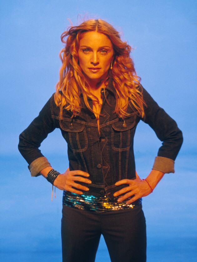 6 tendências de agora que Madonna adiantou décadas atrás Madonna em look all denim com calça e camisa de botões no clipe Ray of Light