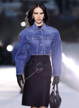 Os principais casacos e jaquetas do próximo inverno Modelo desfila com jaqueta jeans cropped e com ombreiras no inverno 2023 da Versace