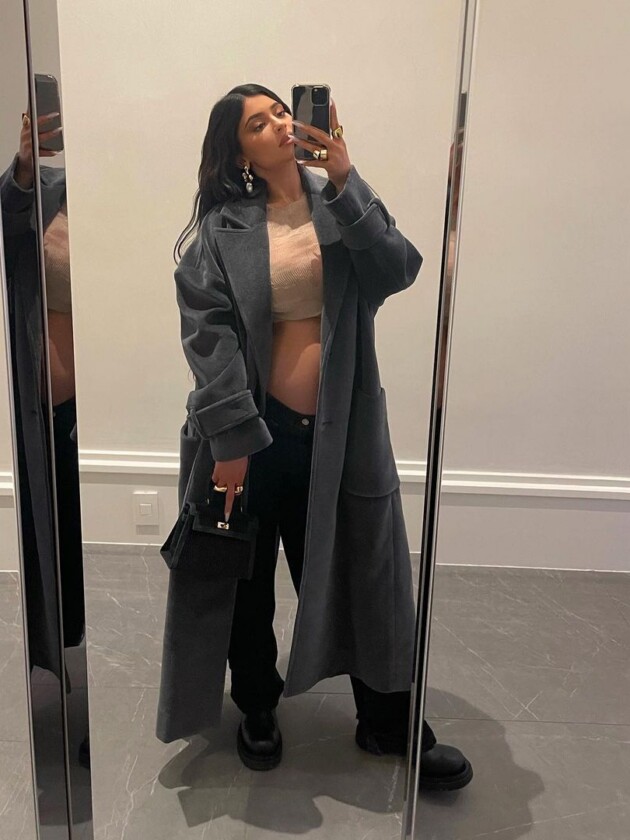 A evolução do estilo de Kylie Jenner Kylie Jenner usa calça jeans larga com casaco longo e amplo