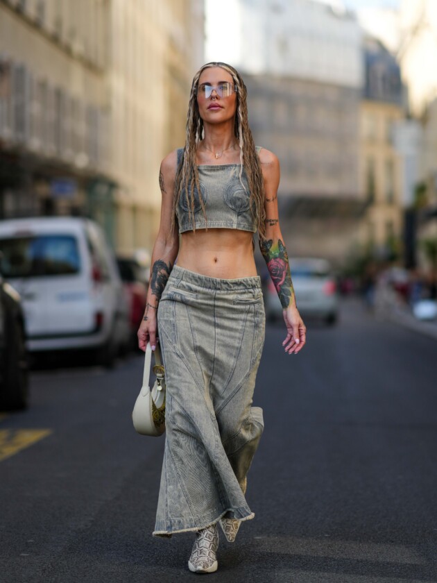 5 tendências de jeans para além do básico Conjunto jeans com saia e top ganham tingimento acizentado