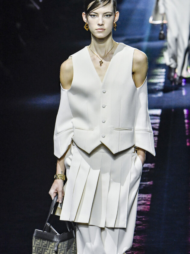 O boom dos conjuntos na moda: 10 estilos para ficar de olho A tendência dos conjuntos femininos: Fendi apresenta conjunto de alfaiataria com colete e calça–saia