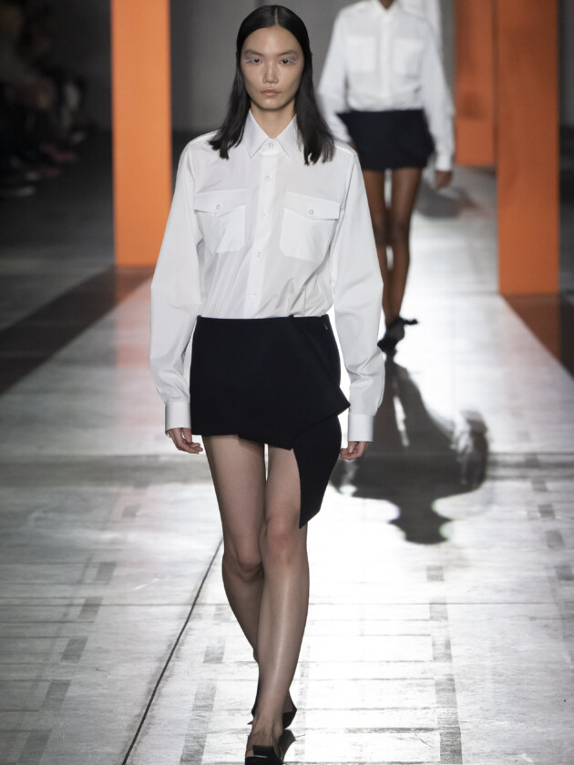 As principais tendências de minissaia da temporada Tendências de minissaia: saia preta com drapeado e sobra de tecido lateral é apresentada no inverno 2023 da prada