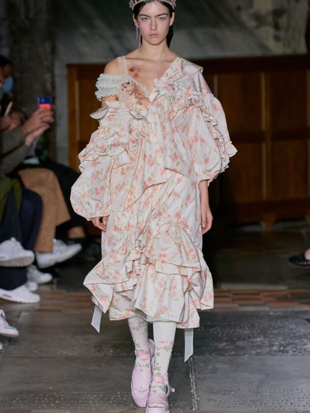 Comemorando 10 anos de marca, Simone Rocha aborda maternidade em desfile