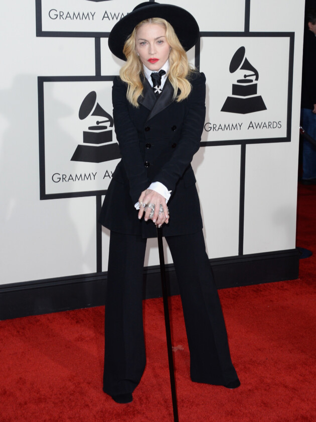6 tendências de agora que Madonna adiantou décadas atrás Madonna com terno preto, bengala e chápeu no tapete vermelho do Grammy de 20164