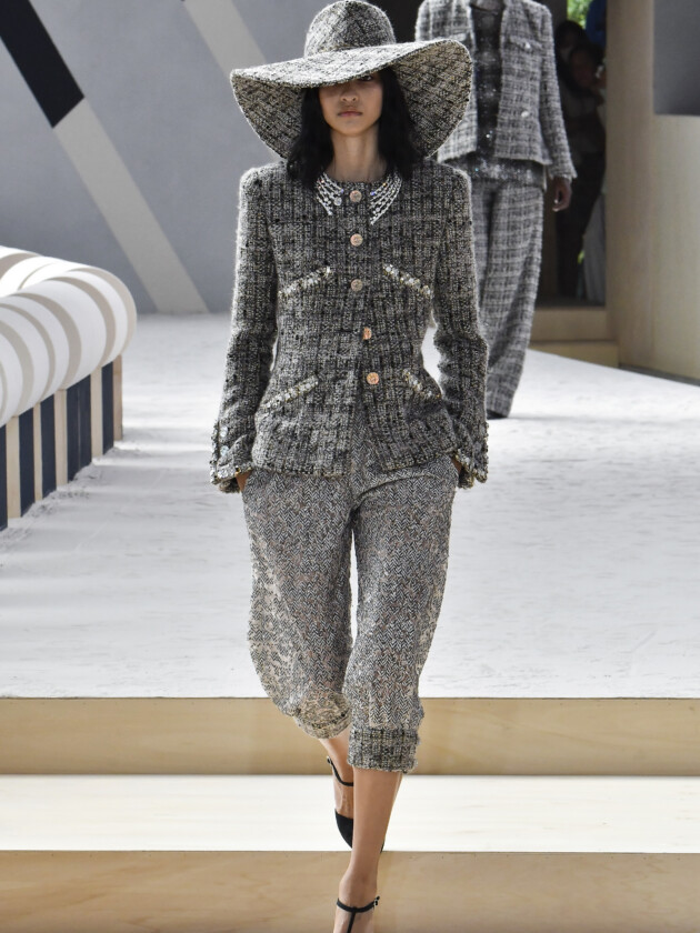 O retorno da calça capri: 5 maneiras de usar Conjunto de tweed com blazer e calça capri é apresentado no inverno 2022 da Chanel