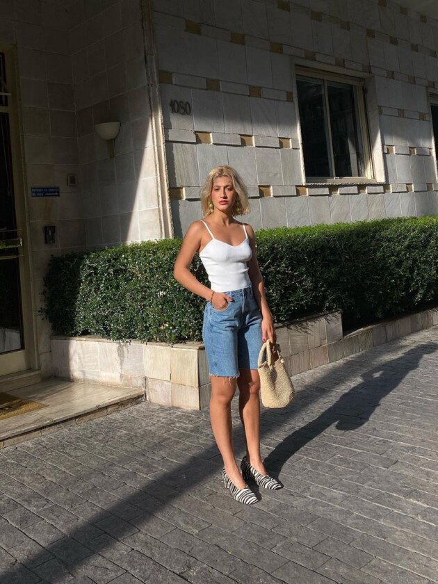 Não suporta sapatilhas? Tudo bem, mas já experimentou essas novas versões? sapatilha de zebra é usada como ponto de foco em look com bermuda jeans e regata branca