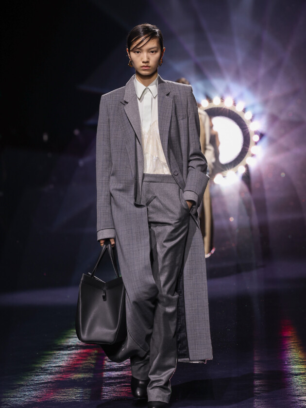 Do macro ao míni, veja as principais tendências do inverno 2023 Modelo no desfile de inverno 2023 da Fendi, na Milan Fashion Week.