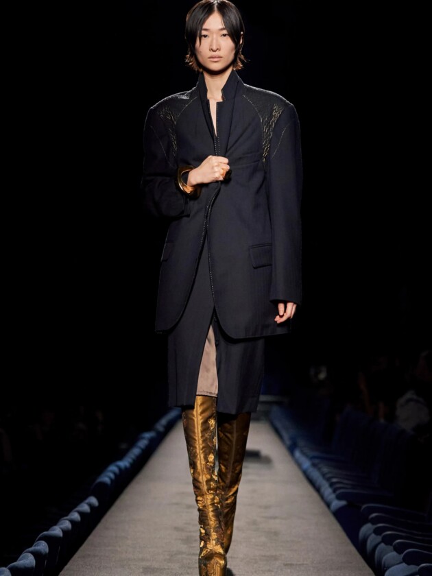 Do macro ao míni, veja as principais tendências do inverno 2023 Modelo no desfile de inverno 2023 de Dries Van Noten, na Paris Fashion Week.