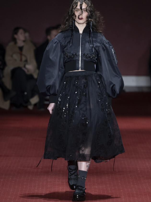 Do macro ao míni, veja as principais tendências do inverno 2023 Modelo no desfile de inverno 2023 da Simone Rocha, na London Fashion Week.