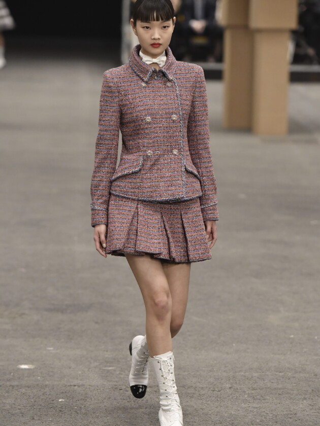 Tendências de minissaia: modelos com pregas e plissados curtinhos aparecem na passarela de verão 2023 de Chanel
