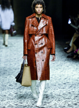 Os principais casacos e jaquetas do próximo inverno Bottega Veneta apresenta casaco estilo trench coat em couro com textura fake de crocodilo