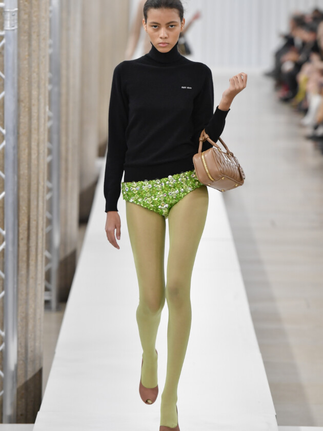 Tendências de moda: lingerie aparece nas passarelas com protagonismo e Miu Miu destaca hot pants