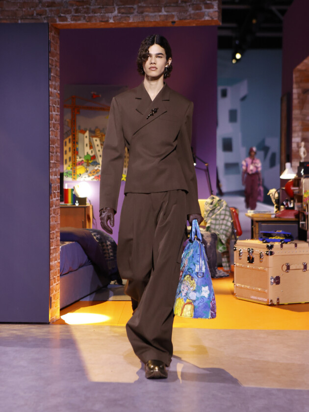 Os principais assuntos, tendências e coleções da semana de moda masculina de Paris Modelo no desfile de moda masculina inverno 2023 da Louis Vuitton, na Paris Fashion Week.