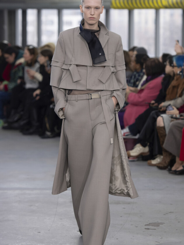 Do macro ao míni, veja as principais tendências do inverno 2023 Modelo no desfile de inverno 2023 da Sacai, na Paris Fashion Week.