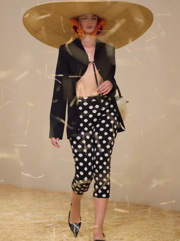 O retorno da calça capri: 5 maneiras de usar Modelo desfile com calça capri de poá no verão 2023 da Jacquemus