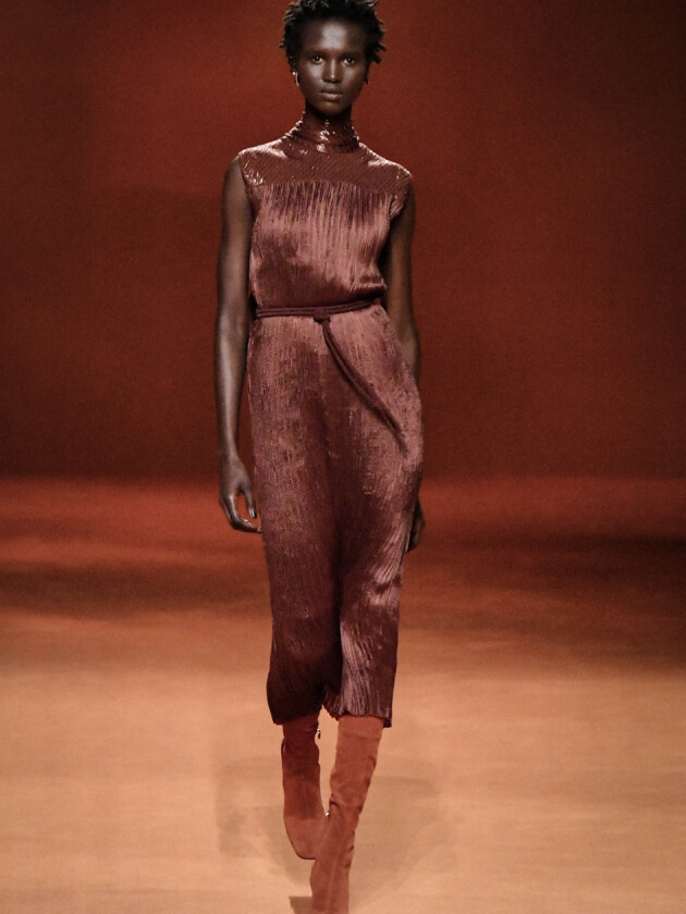 Do macro ao míni, veja as principais tendências do inverno 2023 Modelo no desfile de inverno 2023 da Hermes, na Paris Fashion Week.