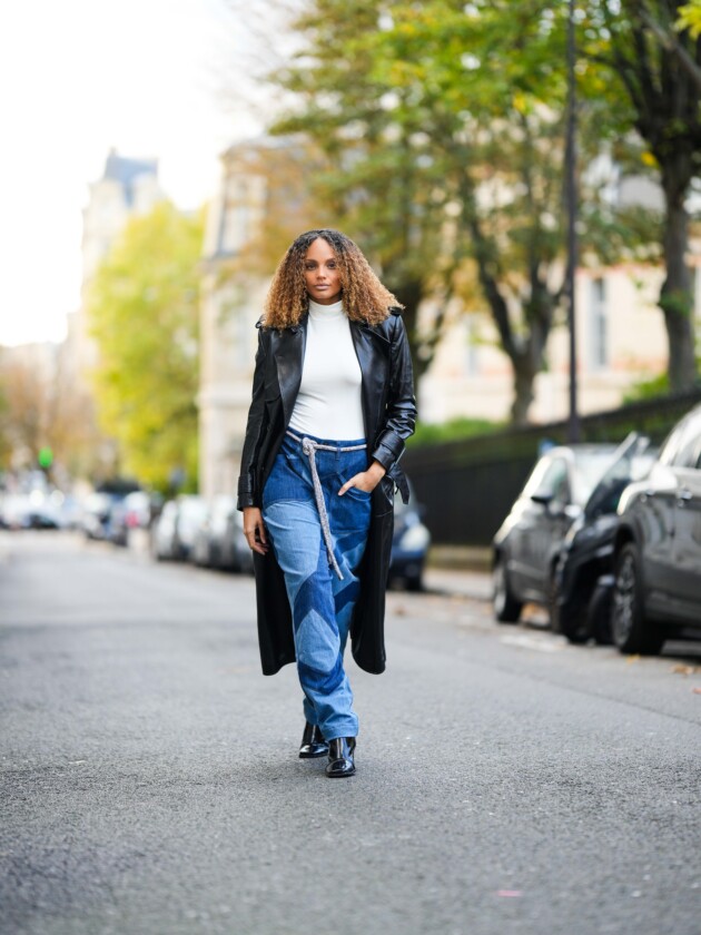 5 tendências de jeans para além do básico calça jeans com patchwork é usada com camiseta branca e jaqueta comprida de couro