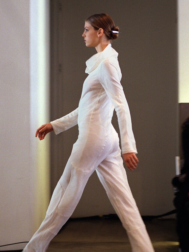 Helmut Lang e a reinvenção do casual Mulher desfila com peça transparente em 1999 para helmut lang