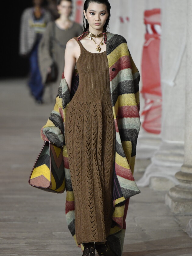 Do macro ao míni, veja as principais tendências do inverno 2023 Modelo no desfile de inverno 2023 da Etro, na Milan Fashion Week.