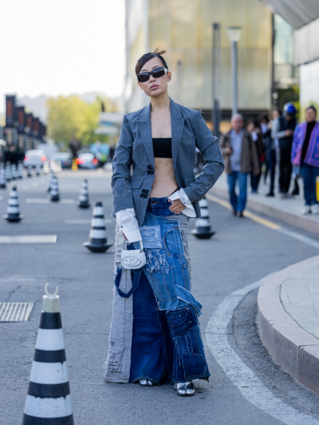 5 tendências de jeans para além do básico saia jeans longa com patchwork é usada com blazer desconstruído e top preto