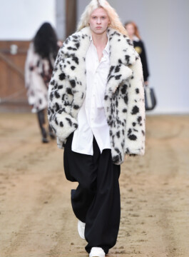 Os principais casacos e jaquetas do próximo inverno Modelo da Stella McCartney desfila com casaco peludinho, com estampa dálmata, no inverno 2023