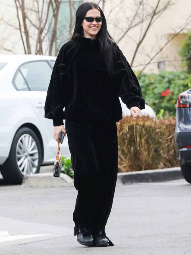 O boom dos conjuntos na moda: 10 estilos para ficar de olho A tendência dos conjuntos femininos: Amelia Gray usa conjunto de moletom preto de veludo