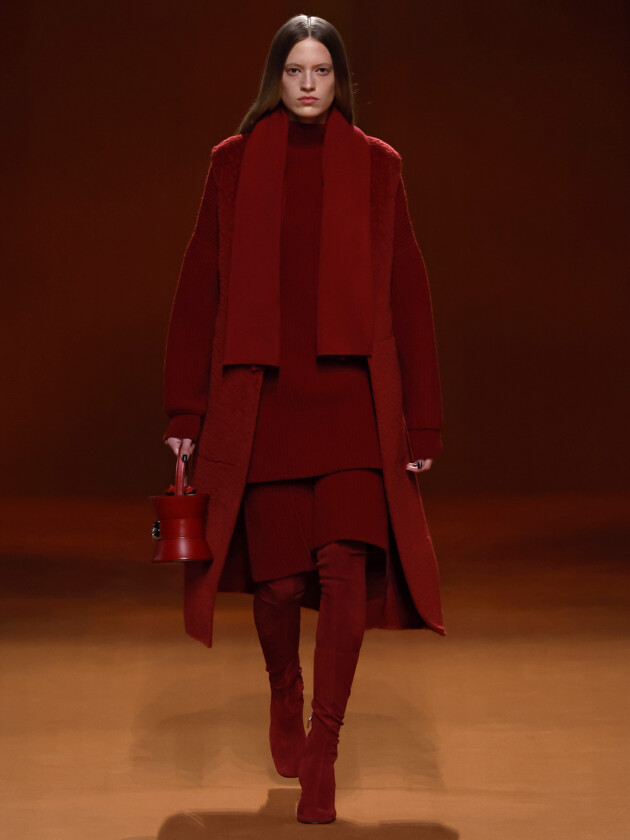 O boom dos conjuntos na moda: 10 estilos para ficar de olho A tendência dos conjuntos femininos: Hermès apresenta conjunto inteiro vermelho para o inverno 2023