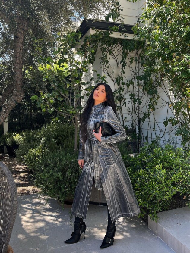 A evolução do estilo de Kylie Jenner Kylie Jenner usa casaco preto com aparência transparente e botas high knee