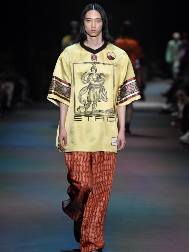 Como usar camisa de time: 5 dicas para incorporar a tendência esportiva Etro apresenta camisa esportivo estilo uniforme em sua coleção masculina de verão 2024